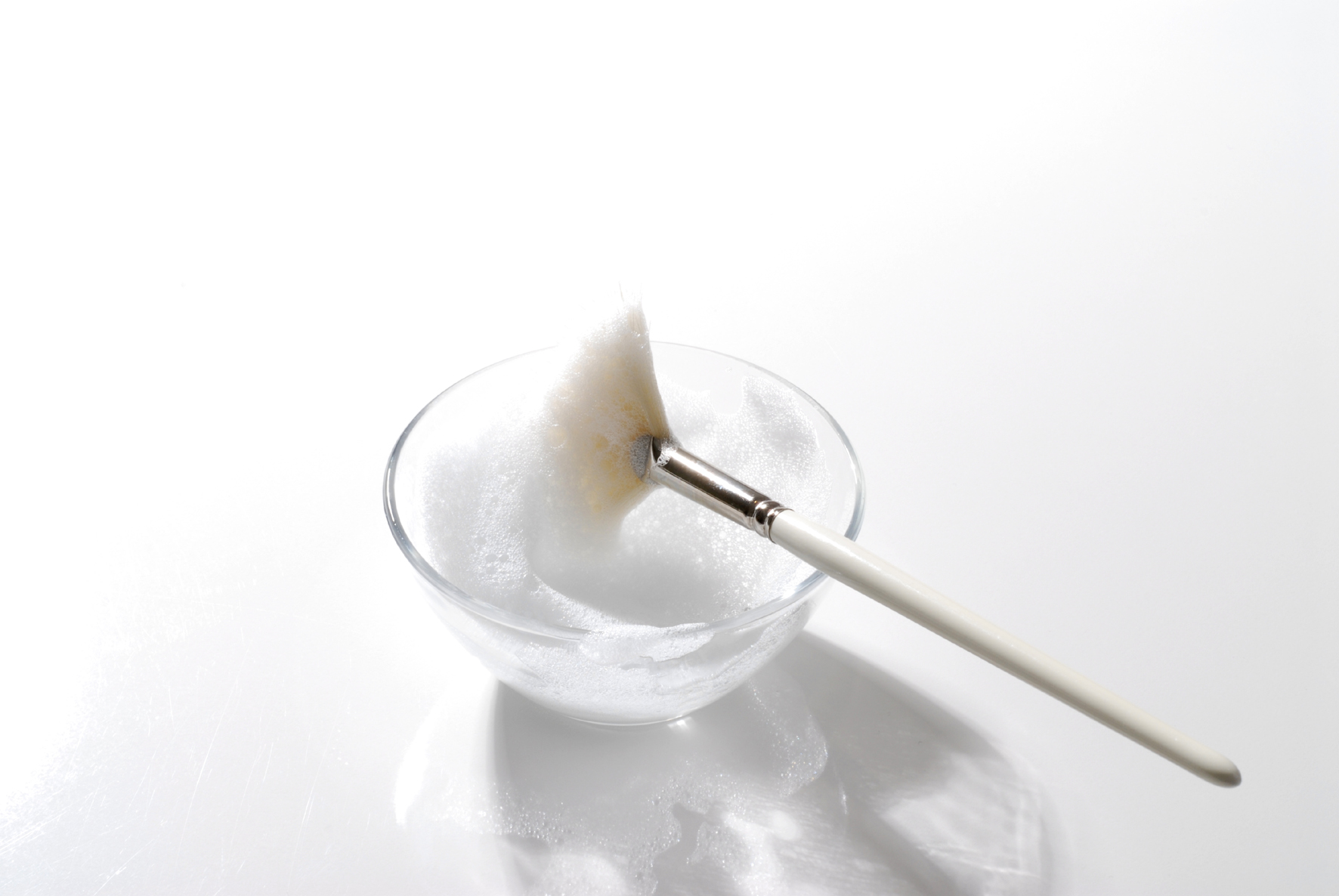 makeup in schüssel mit pinsel